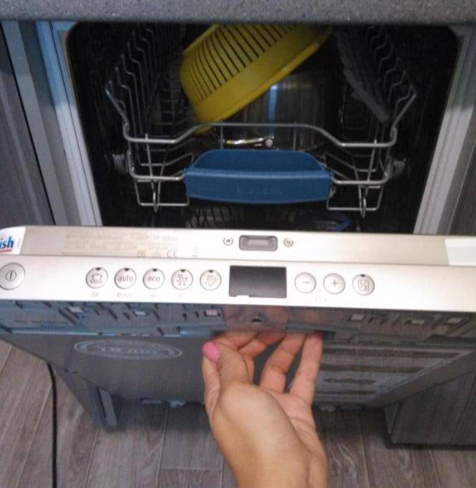 Бош не открывается дверь. Посудомоечная машина Bosch spv53m00. Посудомойка Сименс Электролюкс. Клапан водопроводный посудомойка Bosch. Посудомойка бош дверца.