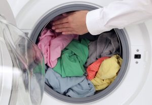 Загрузка одежды в стиральную машинку